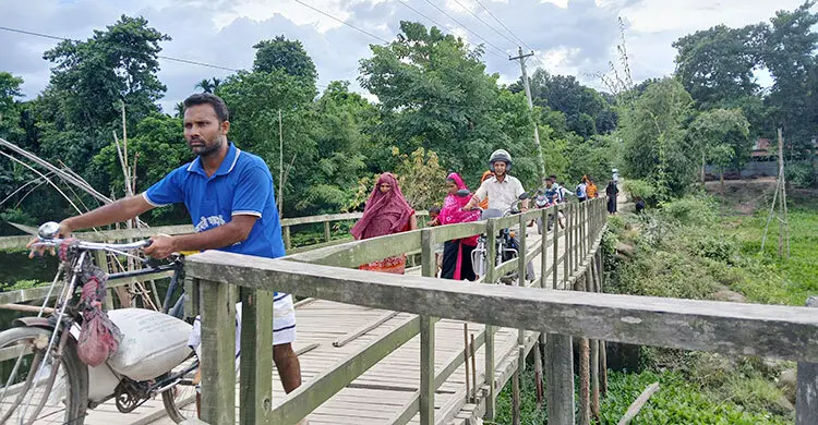 বন্যায় সেতু ভেঙেছে ৭ বছর আগে, ভরসা এখন কাঠের সাঁকো