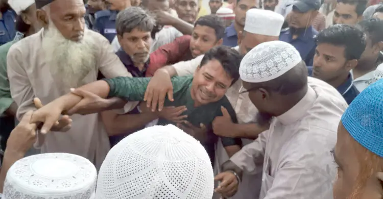 তিন ঘণ্টা প্যারোলে মুক্তি পেয়ে মায়ের জানাজায় স্বেচ্ছাসেবকলীগ নেতা
