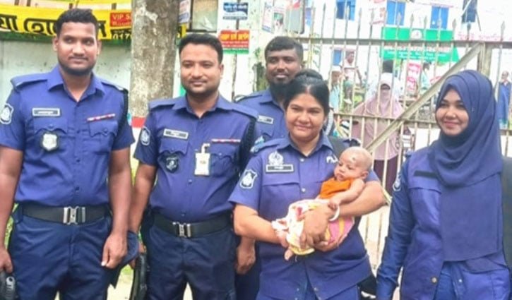 পরীক্ষার হলে মা, শিশুকে কোলে নিয়ে প্রশংসায় ভাসছেন পুলিশ কনস্টেবল শিল্পী