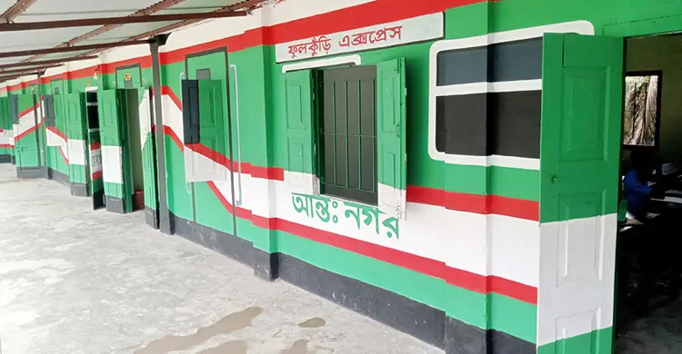 ‘ফুলকুঁড়ি বিদ্যা নিকেতন’ যেন প্ল্যাটফর্মে দাঁড়ানো ট্রেন