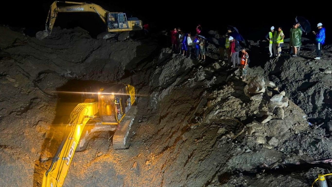 নেপালের টানেলে আটকা ৯ শতাধিক মানুষ, চলছে উদ্ধার অভিযান