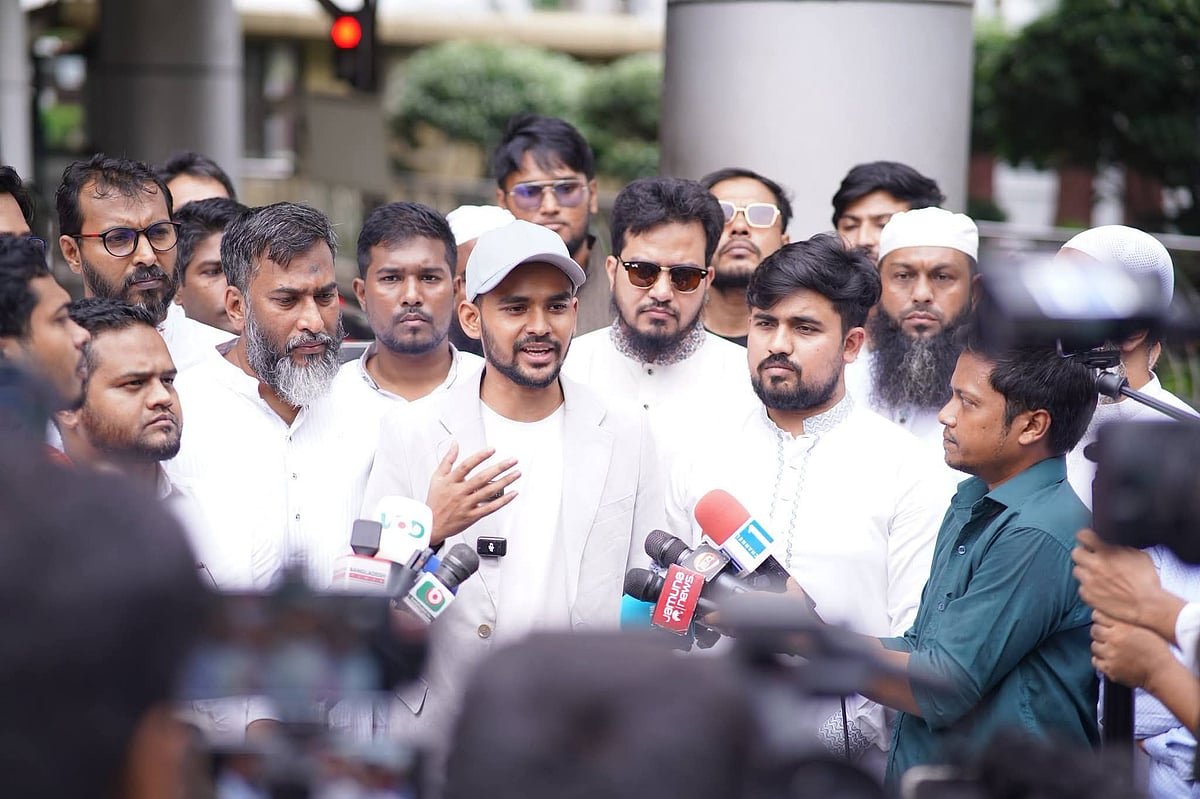 ওমরাহ করে ফিরলেন আসিফ মাহমুদ, মক্কা চুক্তি নিয়ে সরকারের অবস্থানকে বললেন ইতিবাচক