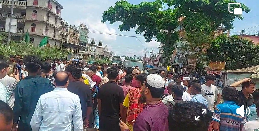 ইটবোঝাই ট্রাকের চাপায় ইউপির সাবেক সদস্য নিহত, প্রতিবাদে বিক্ষুব্ধ জনতার সড়ক অবরোধ