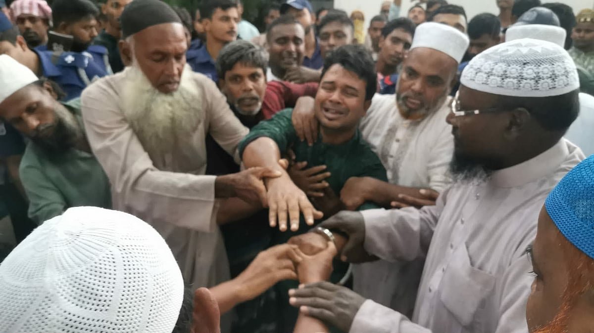 জয়পুরহাটে হাতকড়া পরে মায়ের জানাজায় কার্যক্রম নিষিদ্ধ স্বেচ্ছাসেবক লীগের নেতা