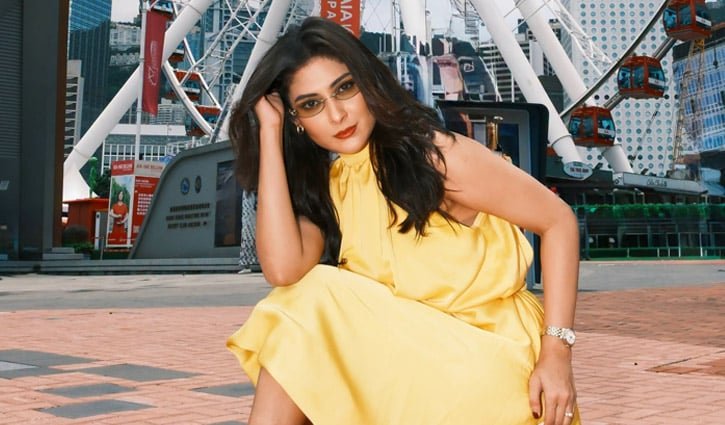 হংকংয়ে হলুদ গাউনে মেহজাবীন, মুগ্ধ ভক্তরা