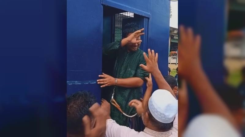 প্যারোলে মুক্তি পেয়ে মায়ের জানাজায় স্বেচ্ছাসেবক লীগ নেতা