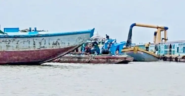 মেঘনায় আবারও বালু উত্তোলন, হুমকিতে বেড়িবাঁধ-ইকোনমিক জোন