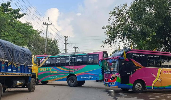 দিনাজপুরে শ্রমিক নেতার মুক্তির দাবি: থানা ঘেরাও, যান চলাচল বন্ধ