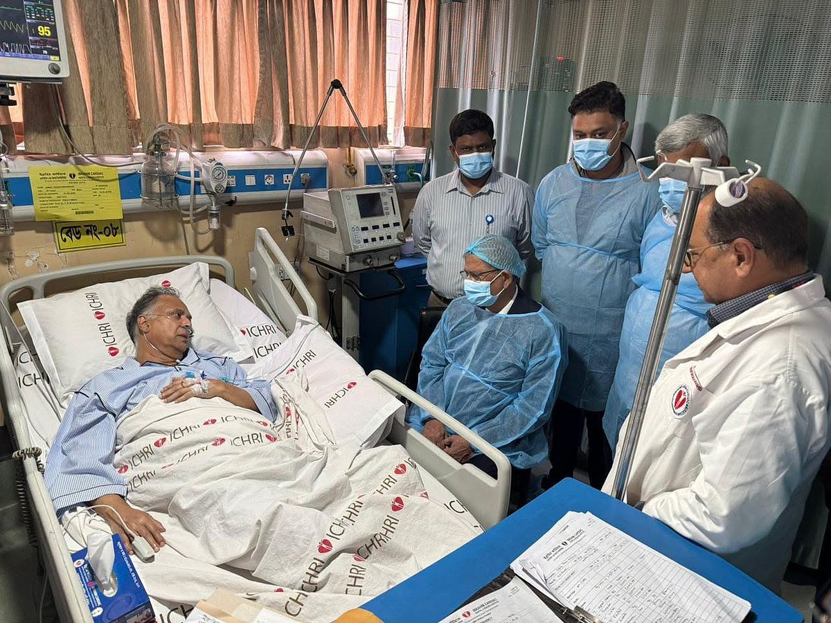 হাসপাতালে জ্বালানিমন্ত্রীর শয্যাপাশে রাষ্ট্রপতি
