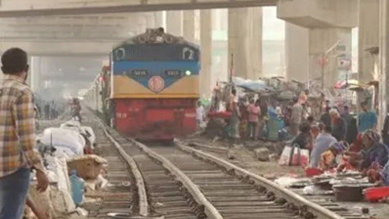 কারওয়ান বাজারে ট্রেনের ধাক্কায় অজ্ঞাত ব্যক্তির মৃত্যু