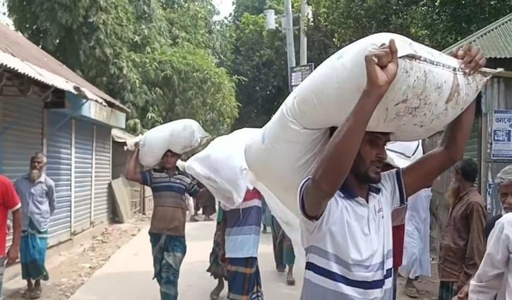 কুড়িগ্রামে গোডাউন ভেঙে শত বস্তা সার লুট