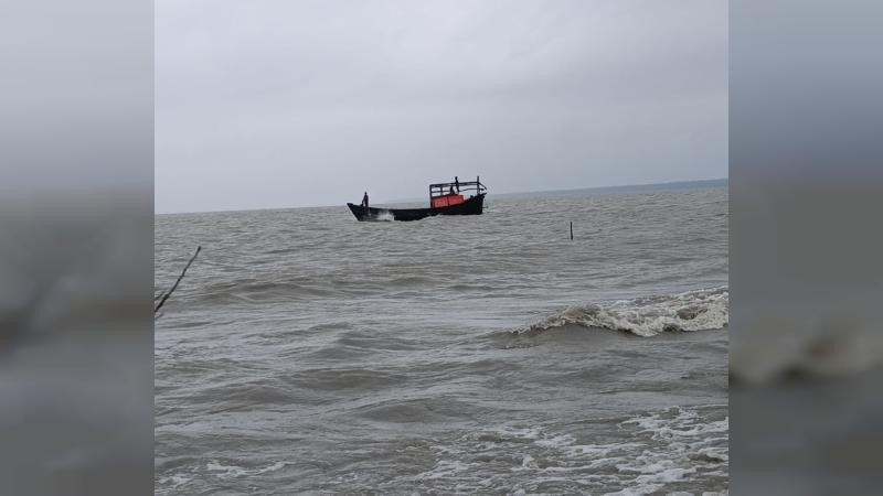 বঙ্গোপসাগরে ট্রলারডুবি; ১১ জেলে উদ্ধার, নিখোঁজ ২