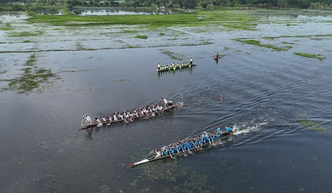 ঢোল-কাঁসরের তালে কুষ্টিয়ার বহলবাড়িয়া বিলে নৌকাবাইচ