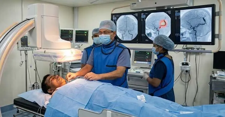 কানে শোঁ শোঁ-ধুপধাপ শব্দ, কাটাছেঁড়া ছাড়াই দেশে প্রথম সফল চিকিৎসা