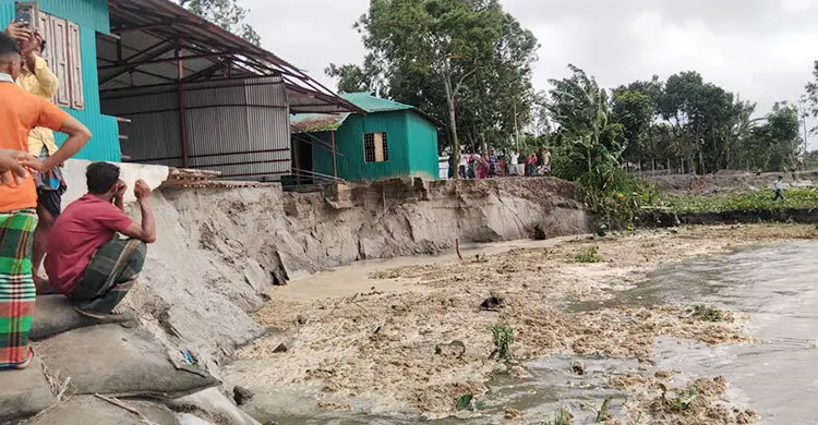 বাঁচানো গেল না চরের একমাত্র স্কুলটি