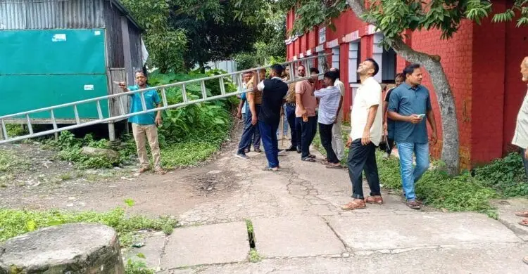 রেলওয়ে থেকে নেওয়া অবৈধ সংযোগ কেটে দেওয়ার কয়েক ঘণ্টা পরই ফের চালু