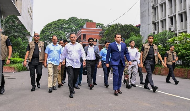 সচিবালয় থেকে হেঁটে ওসমানী স্মৃতি মিলনায়তনে গেলেন প্রধানমন্ত্রী