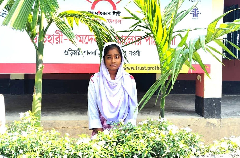 চিকিৎসক হয়ে অসহায় মানুষের পাশে দাঁড়াতে চায় মেধাবী সালমা