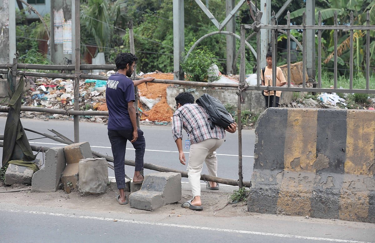 নিরাপদ পথ ছেড়ে যে পারাপার