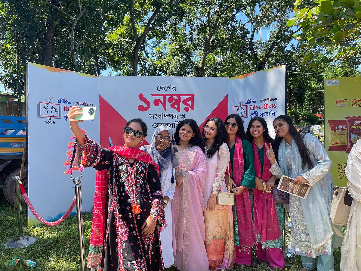 বাবাকে নিয়ে দুই ঘণ্টা আগেই অনুষ্ঠানস্থলে মহিমা