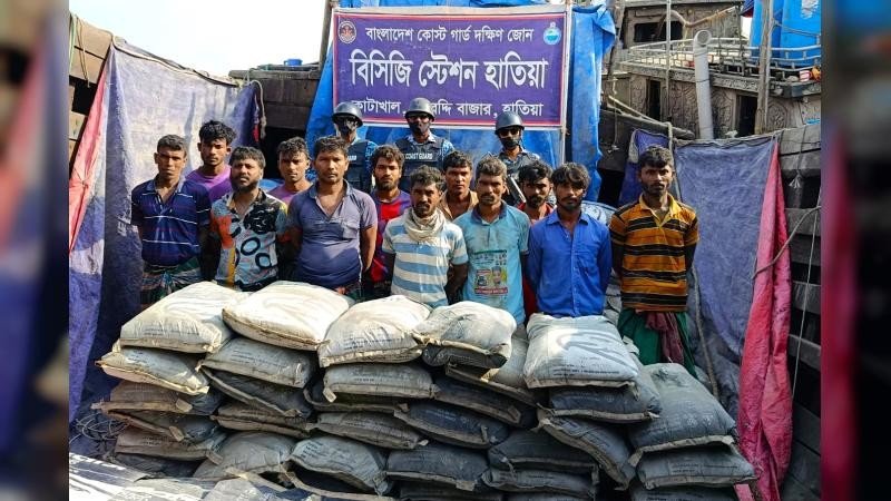 মিয়ানমারে পাচারকালে সিমেন্টসহ ১২ পাচারকারী আটক
