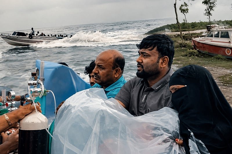 অক্সিজেনের নল লাগিয়ে মুমূর্ষু মাকে নিয়ে স্পিডবোটে উত্তাল সাগর পাড়ি