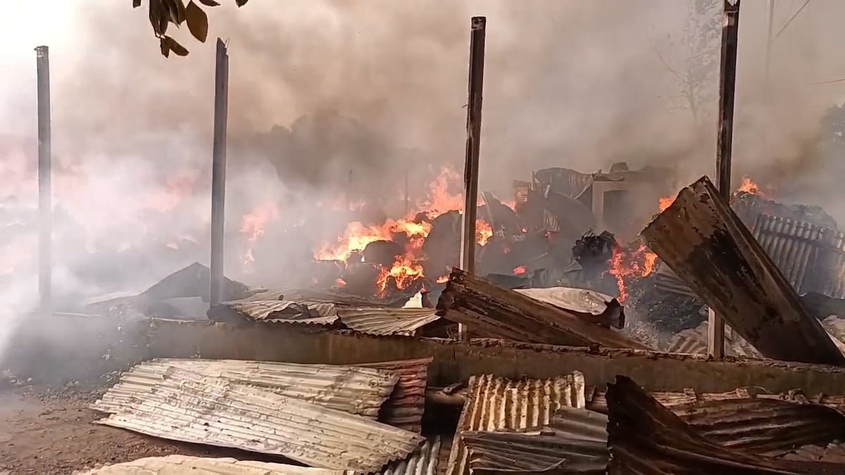 ঝুটের গোডাউনে আগুন, নিয়ন্ত্রণে কাজ করছে ৫টি ইউনিট