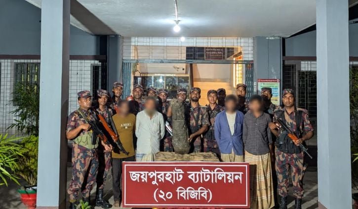 ভারতে পাচারের আগেই আক্কেলপুরে কষ্টিপাথরের মূর্তি উদ্ধার, আটক ৪