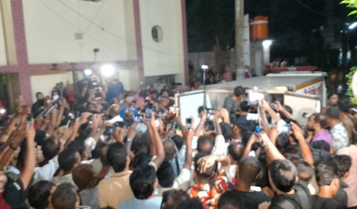 কলকাতায় অগ্নিকাণ্ড: কুষ্টিয়ায় পৌঁছেছে সাংবাদিক দেবাশীষসহ স্বজনদের মরদেহ