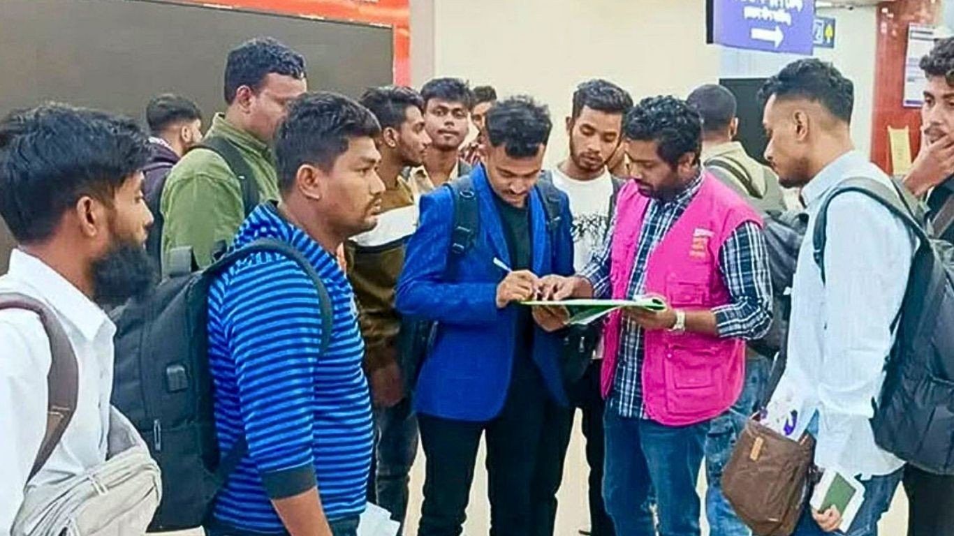 কম্বোডিয়া থেকে প্রতারণার শিকার হয়ে দেশে ফিরলেন ৩৮ জন