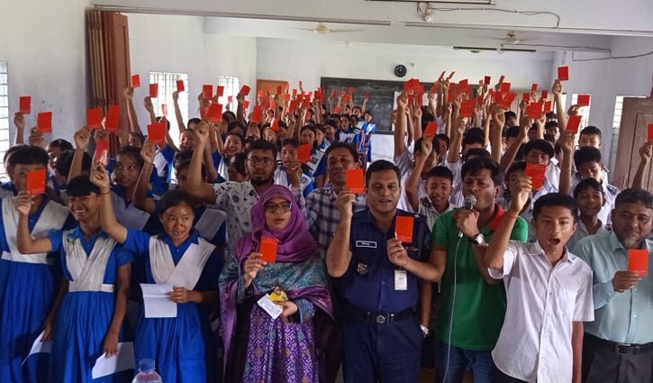 মাদক ও স্মার্টফোনে আসক্তিকে লাল কার্ড দেখালেন শিক্ষার্থীরা
