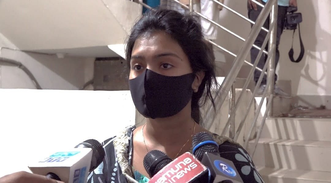 মোটরসাইকেলে ‘অচেতন’ তরুণীর ছবি ভাইরাল, জানা গেল আসল ঘটনা