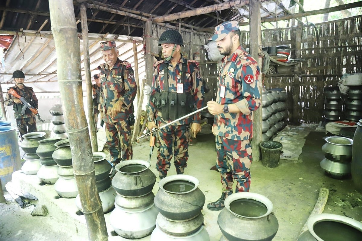 জেনারেটর, ড্রাম, রাসায়নিকসহ মিলেছে নানা উপকরণ, কাপ্তাইয়ে মদ তৈরির কারখানার সন্ধান