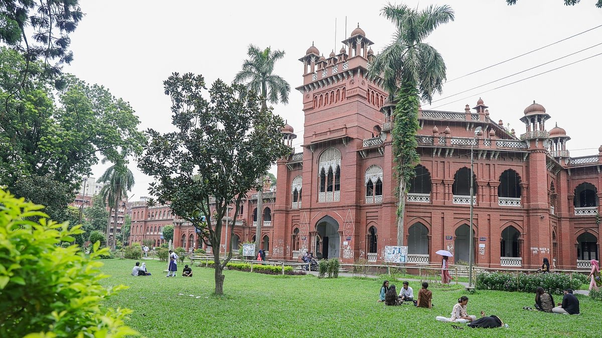 কেঁচো, ব্লেড, তেলাপোকা—ঢাবির হলের খাবারে কী নেই