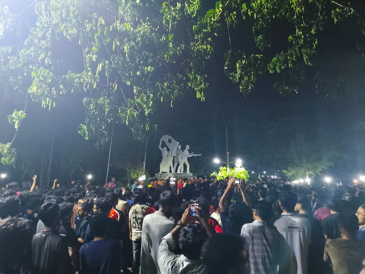 চুয়েটে উপাচার্য পরিবর্তনের প্রতিবাদে শিক্ষার্থীদের বিক্ষোভ, উপাচার্য ভবনে তালা