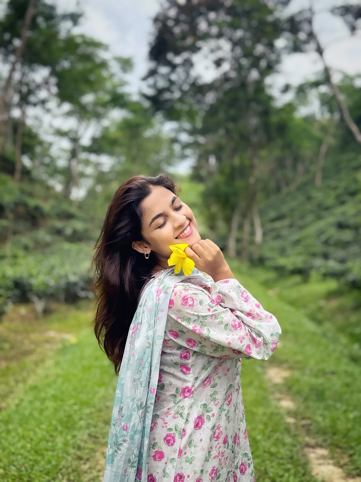 সিলেটের সবুজে ফ্লোরাল লুকে সাদিয়া আয়মানের নির্ভার দিন