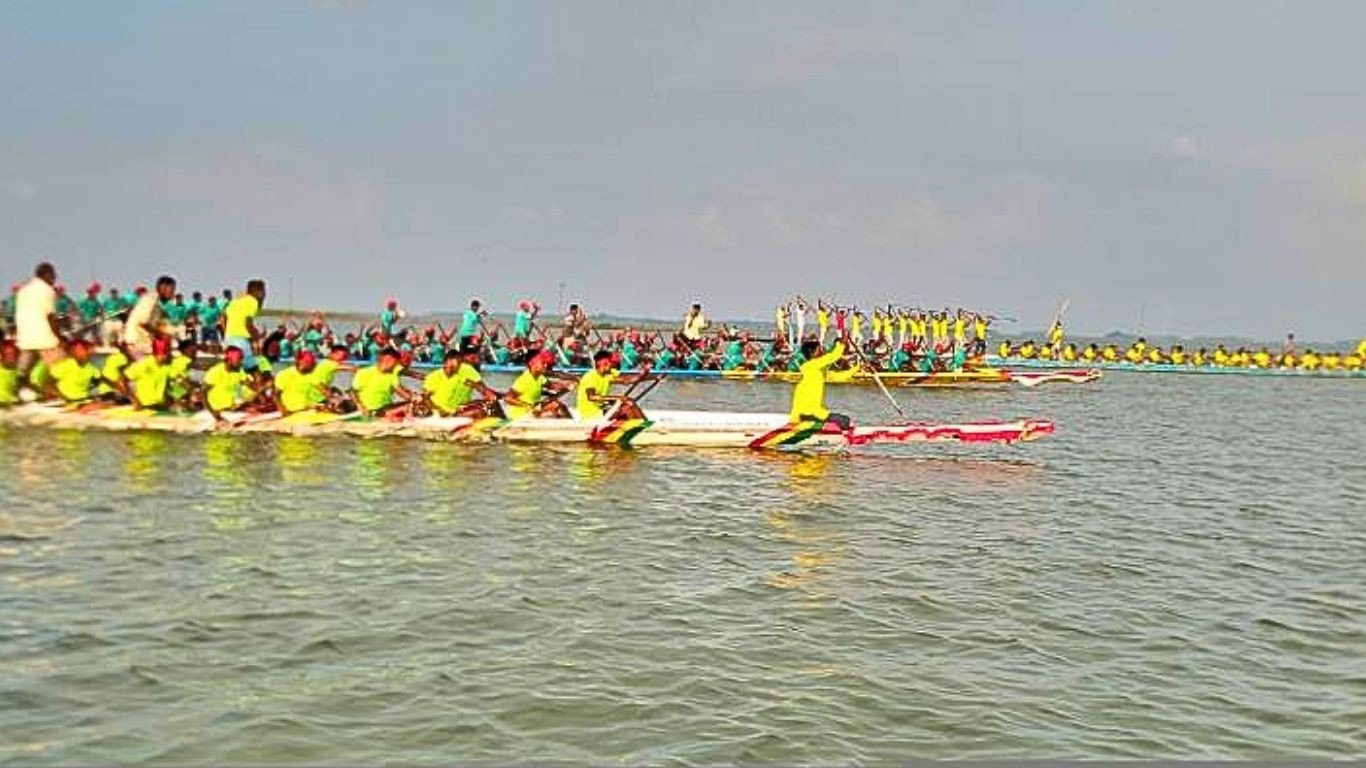 লাখো মানুষের সমাগমে ইটনায় নৌকা বাইচ অনুষ্ঠিত