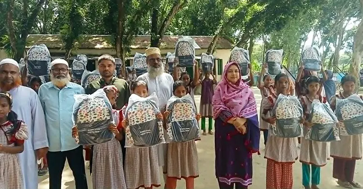 নতুন স্কুলব্যাগ পেয়ে হাসিতে মাতল কোমলমতি শিক্ষার্থীরা
