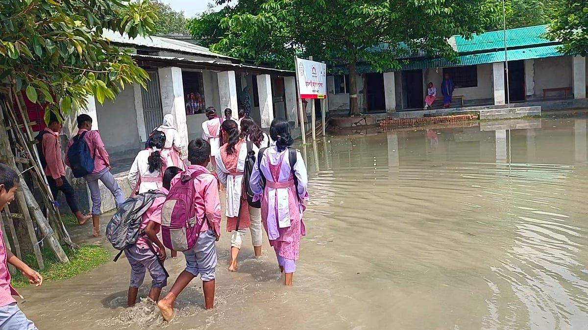পদ্মার পানি বাড়ায় আলোর পাঠশালায় পরিবার নিয়ে তিন শিক্ষার্থীর আশ্রয়