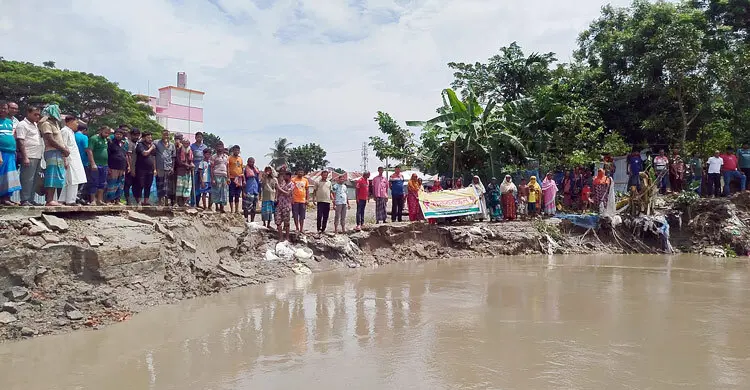 নবগঙ্গা নদীভাঙন থেকে বাজার-ঘর রক্ষার দাবি