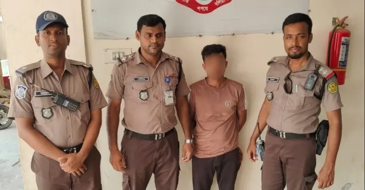 ঢাকায় পথচারীকে চাপা দিয়ে পালাচ্ছিল বাস, চালকসহ আটক