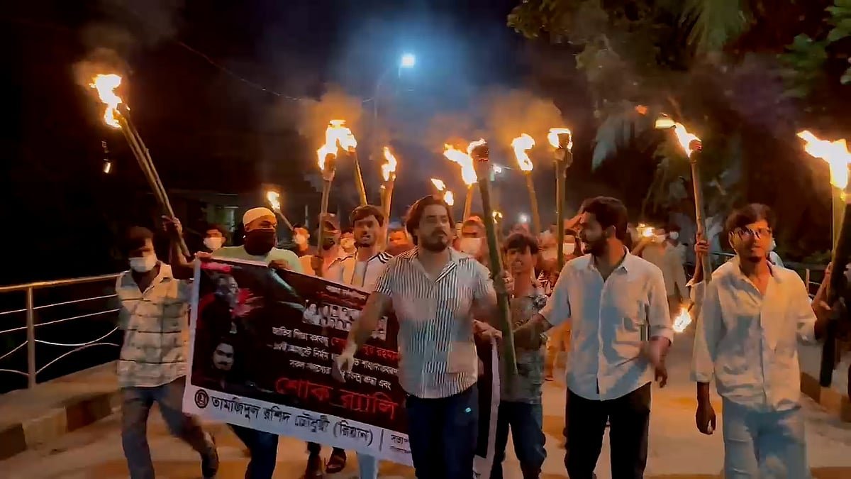 ফরিদপুরে নিষিদ্ধ সংগঠন ছাত্রলীগের ব্যানারে মশালমিছিল অনুষ্ঠিত