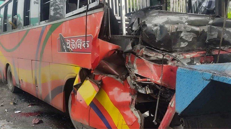 ফেনীতে বাস ও কাভার্ডভ্যান সংঘর্ষ, নিহত ৩