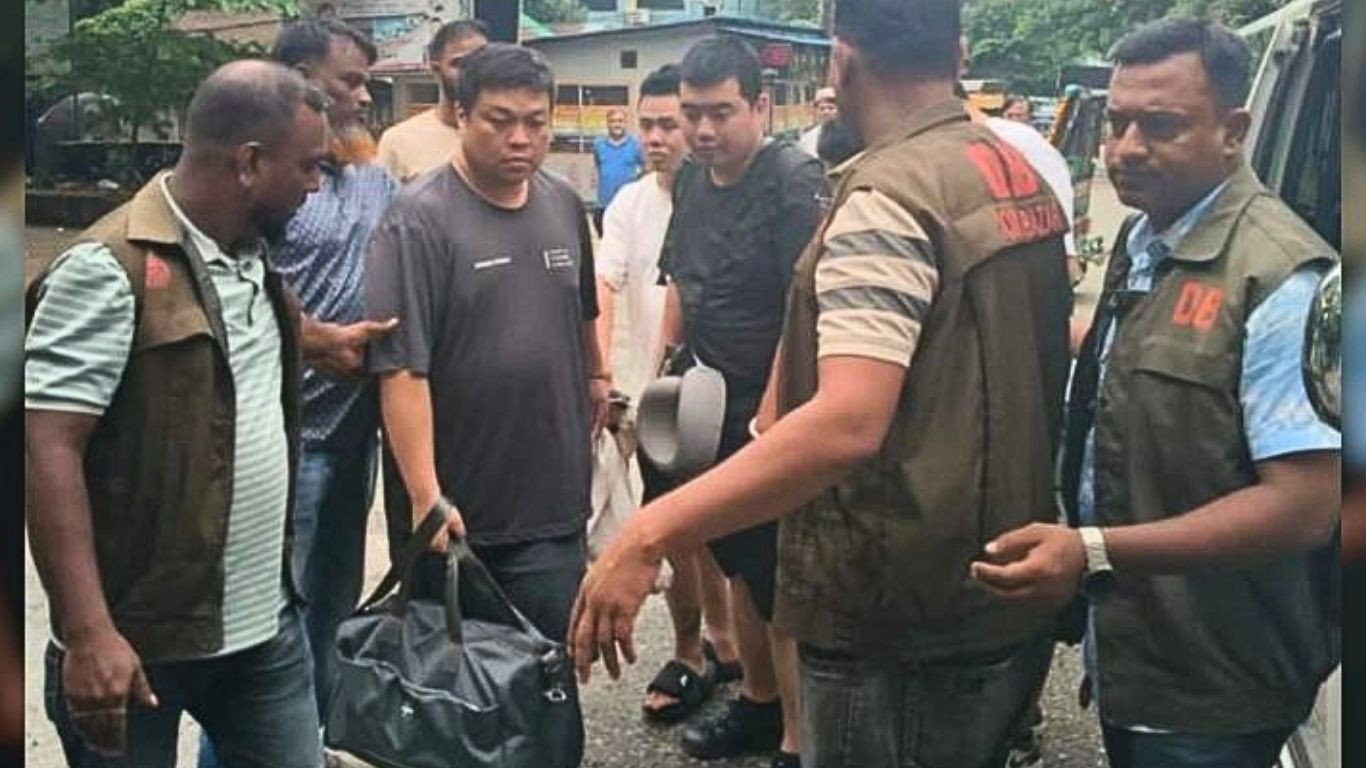 হোটেলে ‘সাইবার আস্তানা’, বিপুলসংখ্যক আইফোনসহ ৬ চীনা আটক