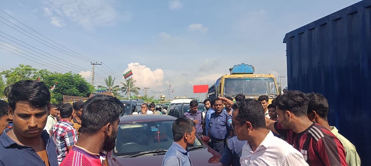 চট্টগ্রামে ইসলামী ব্যাংকের চাকরিচ্যুত কর্মীদের এক ঘণ্টা সড়ক অবরোধ
