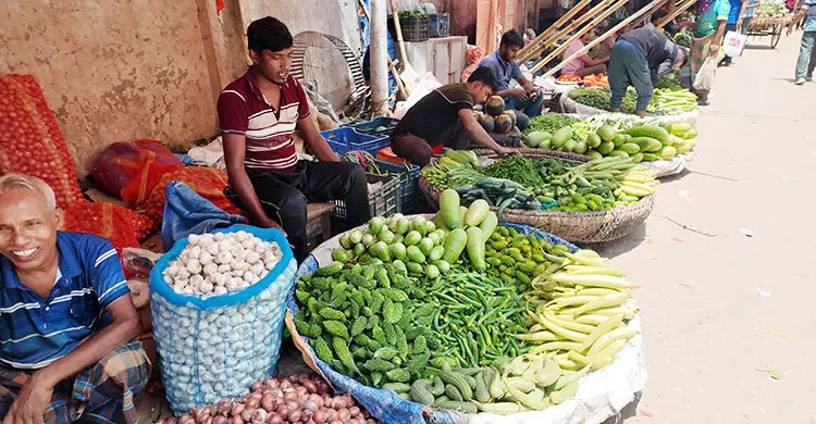 রাজশাহীতে সপ্তাহের ব্যবধানে কমেছে সবজির দাম, চড়া ডিমের বাজার