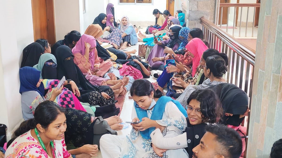শিক্ষার্থীদের অনশনের মুখে কোস্টাল স্টাডিজ বিভাগের চেয়ারম্যানের পদত্যাগ
