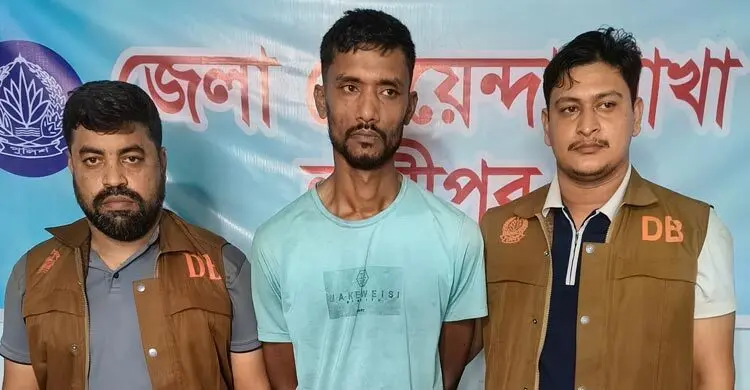 বাড়িতে ডিবি পুলিশ, নিজেই ঘর থেকে অস্ত্র বের করে দিলেন যুবক