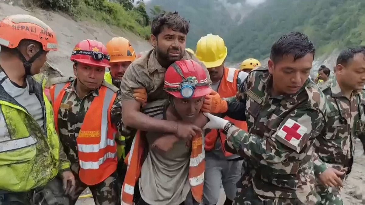 নেপালে বন্যার ৯ দিন পরও কীভাবে সুড়ঙ্গ থেকে বেঁচে ফিরলেন দুজন?