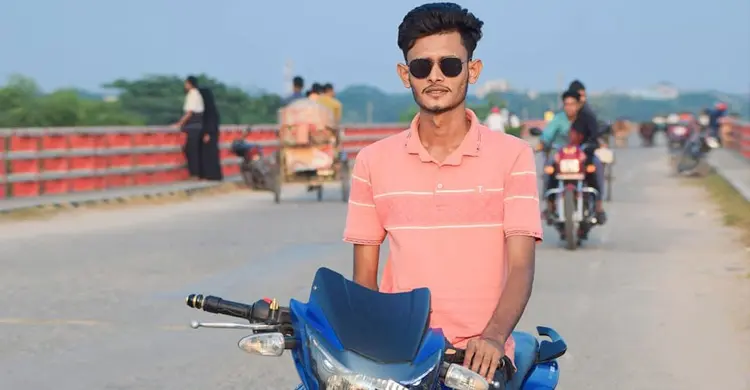 ফিল্মি স্টাইলে বরযাত্রীর গাড়ি থেকে নববধূকে তুলে নিলেন ছাত্রদল কর্মী